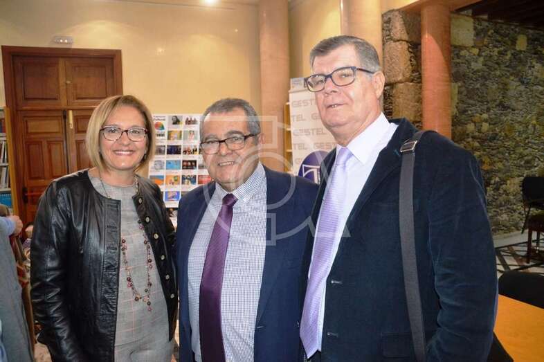 El autor del libro (c) con la concejala de Cultura, Marta Hernández, y el cronista oficial de Telde, Antonio María González Padrón (Foto TA)